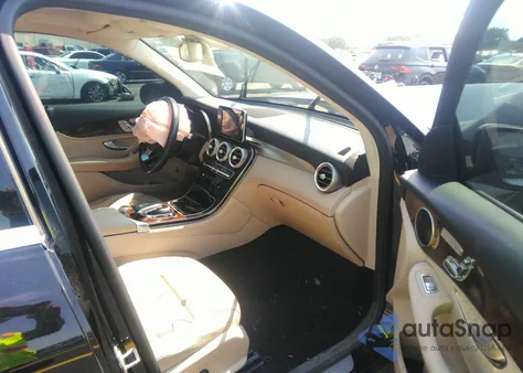 2017 Mercedes-Benz Glc 300 z USA, uszkodzony, nr VIN WDC0G4JB5HF125324